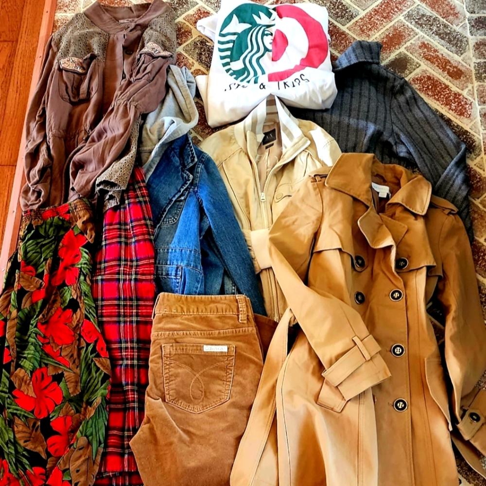 Bundle lot of smalls & mediums for resale or wear. All for 25$